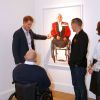 Le prince Harry visite l'exposition 'Wounded: The Legacy of War' du photographe Bryan Adams à Londres le 11 novembre 2014.