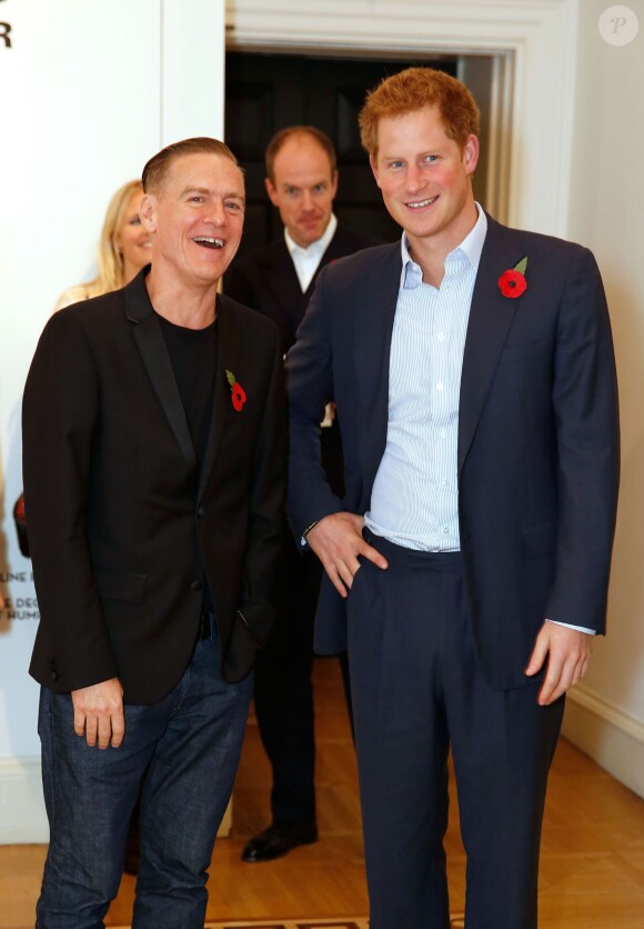 Le prince Harry visite l'exposition 'Wounded: The Legacy of War' du photographe Bryan Adams à Londres le 11 novembre 2014.