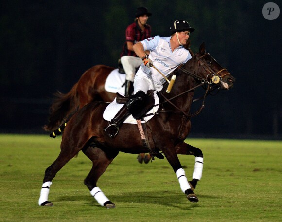Le prince Harry lors du match de polo caritatif Sentebale Polo Cup le 20 novembre 2014 à Abu Dhabi.