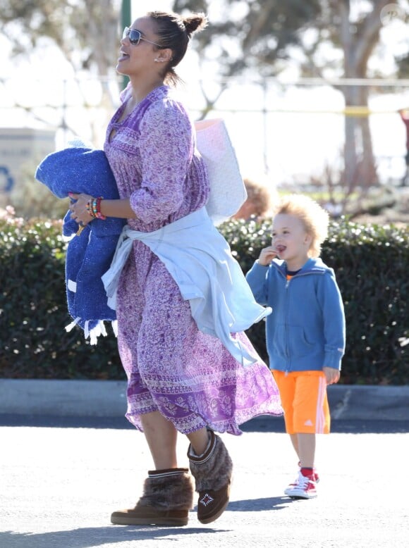 Exclusif - Paula Patton emmène son fils Julian dans un parc à Malibu, le 23 novembre 2014.