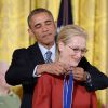 Barack Obama remet la Médaille de la Liberté à Meryl Streep, à Washington, le 24 novembre 2014.