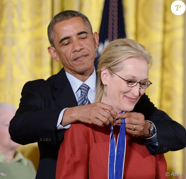 Barack Obama remet la M&eacute;daille de la Libert&eacute; &agrave; Meryl Streep, &agrave; Washington, le 24 novembre 2014.