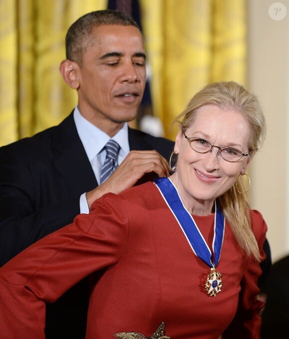 Barack Obama honore Meryl Streep et lui remet la Médaille de la Liberté, à Washington, le 24 novembre 2014.
