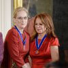 Barack Obama remet la Médaille de la Liberté à Meryl Streep, à Washington, le 24 novembre 2014.