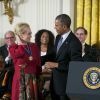 Barack Obama remet la Médaille de la Liberté à Meryl Streep, à Washington, le 24 novembre 2014.