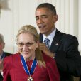  Barack Obama remet la M&eacute;daille de la Libert&eacute; &agrave; Meryl Streep, &agrave; Washington, le 24 novembre 2014. 