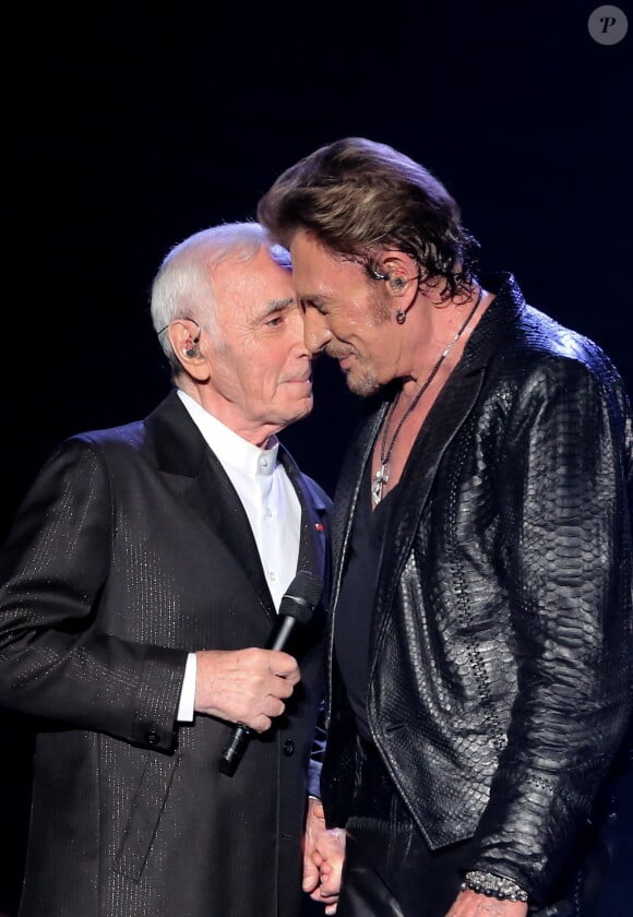 Exclusif - Charles Aznavour et Johnny Hallyday lors de la tournée "Born Rocker Tour" au POPB de Bercy à Paris. Le 15 juin 2013