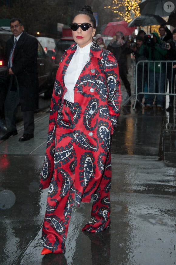 La chanteuse Lady Gaga dans les rues de New York, le 26 novembre 2014.