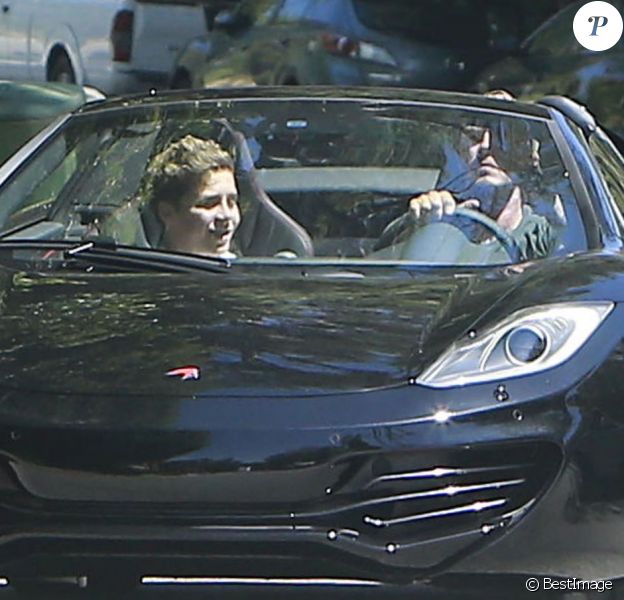 Exclusif - David Beckham emmène son fils Brooklyn faire un tour dans son bolide, une McLaren spider, dans les rues de Beverly Hills le 23 août 2013