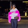 Rihanna à New York, porte une casquette noire Givenchy, des lunettes de soleil Stella McCartney, un sac Louis Vuitton (modèle Twisted Box par Frank Gehry), un pull Billionaire Girls Club, un jean Rihanna for River Island et des bottines Timberland. Le 5 novembre 2014.