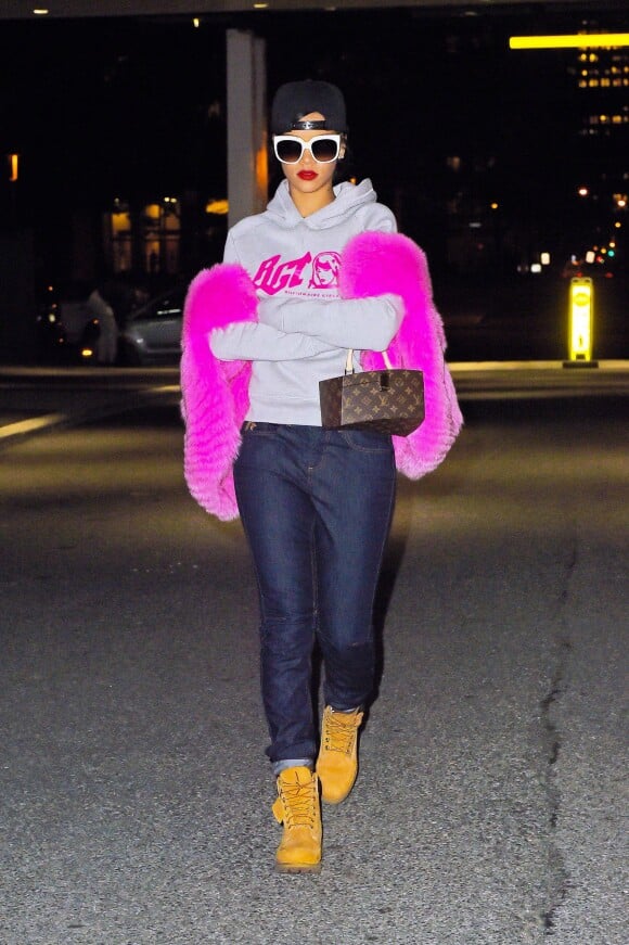 Rihanna à New York, porte une casquette noire Givenchy, des lunettes de soleil Stella McCartney, un sac Louis Vuitton (modèle Twisted Box par Frank Gehry), un pull Billionaire Girls Club, un jean Rihanna for River Island et des bottines Timberland. Le 5 novembre 2014.