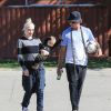 Gwen Stefani, maman stylé en pull rayé, jean harem et baskets à franges adidas Originals avec son mari Gavin Rossdale et leur fils Apollo. Santa Monica, Los Angeles, le 2 novembre 2014.
