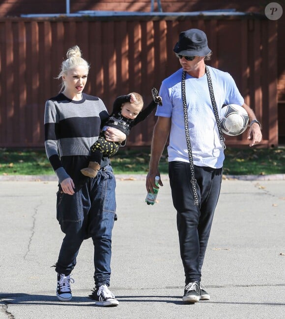 Gwen Stefani, maman stylé en pull rayé, jean harem et baskets à franges adidas Originals avec son mari Gavin Rossdale et leur fils Apollo. Santa Monica, Los Angeles, le 2 novembre 2014.