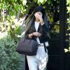 Kylie Jenner quitte le salon de coiffure Andy LeCompte à West Hollywood, chaussée de baskets Nike + R.T. et portant un sac Givenchy (modèle Antigona). Le 3 novembre 2014.