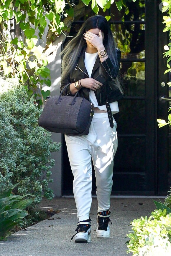 Kylie Jenner quitte le salon de coiffure Andy LeCompte à West Hollywood, chaussée de baskets Nike + R.T. et portant un sac Givenchy (modèle Antigona). Le 3 novembre 2014.