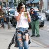 Kylie Jenner, de sortie à West Hollywood dans un top blanc, une chemise à carreaux nouée à la taille, un jean destroy et des baskets Balenciaga. Le 9 février 2014.
