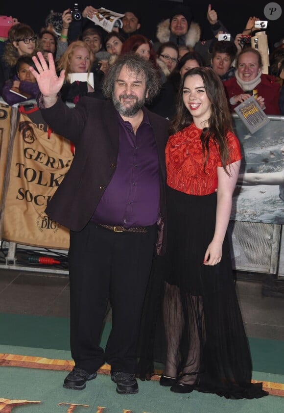 Peter Jackson et sa fille Katie Jackson lors de la première du Hobbit : La Bataille des Cinq Armées (The Hobbit: The Battle OF The Five Armies) à l'Odeon Leicester Square, Londres, le 1er décembre 2014.