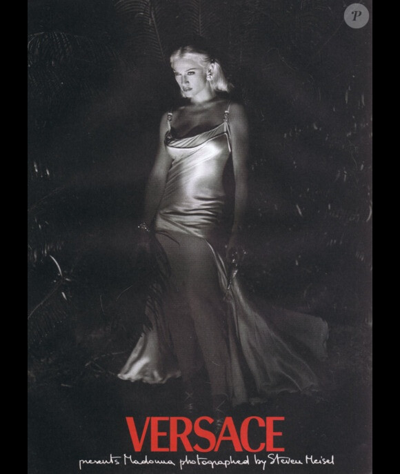 Madonna photographiée par Steven Meisel pour Versace en 1995.
