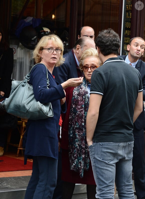 Martin embrasse sa grand-mère Bernadette après un déjeuner en famille avec Claude, sa maman, et Jacques, son grand-père, chez Lipp à Paris le 19 octobre 2013.