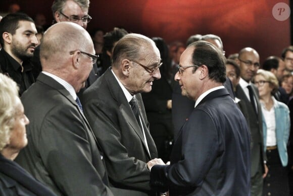 Jacques Chirac et Francois Hollande à la remise de prix de la fondation Chirac, au musée du Quai Branly, le 21 novembre 2014 à Paris.