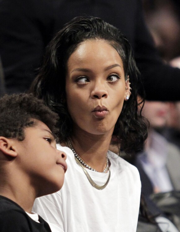 Rihanna grimace à un match de basket à New York le 10 janvier 2014. - ©Abaca Press