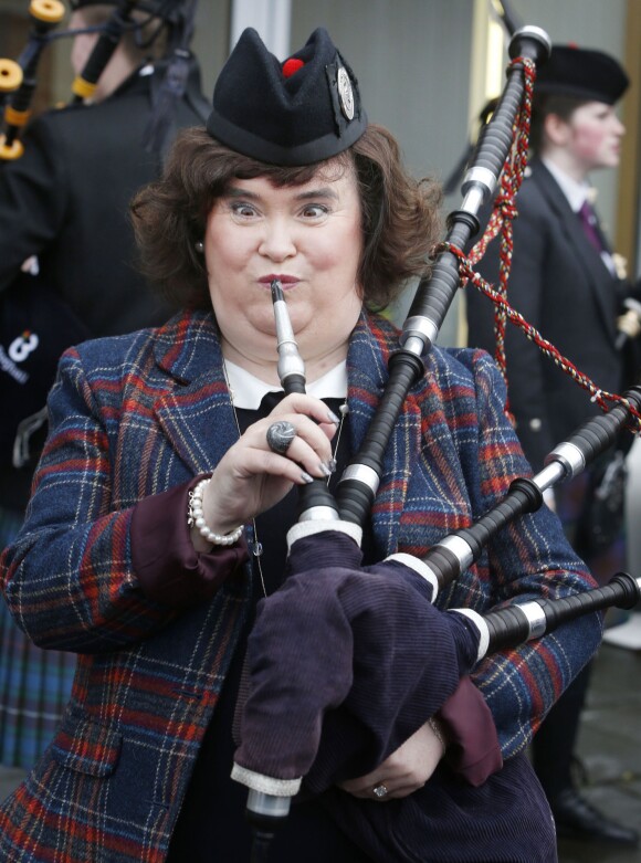Susan Boyle souffle dans une cornemuse le 15 janvier 2014 à Glasgow, en Ecosse. - ©Abaca Press