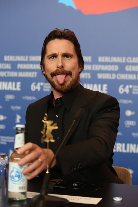 Christian Bale tire la langue pendant la conférence de presse du film American Hustle à Berlin le 7 février 2014 -©Abaca Press