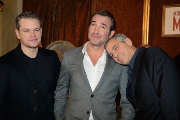 George Clooney fait un roupillon sur l'épaule de Jean Dujardin à la projection de Monuments Men le 12 février 2014. - ©Abaca Press