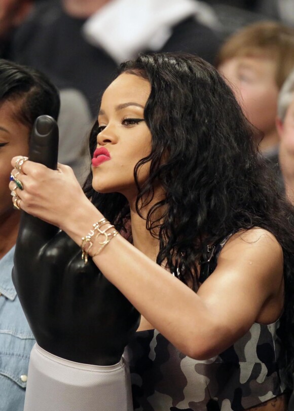 Rihanna s'excite à un match de basket-ball le 27 avril 2014 à New York. ©Abaca