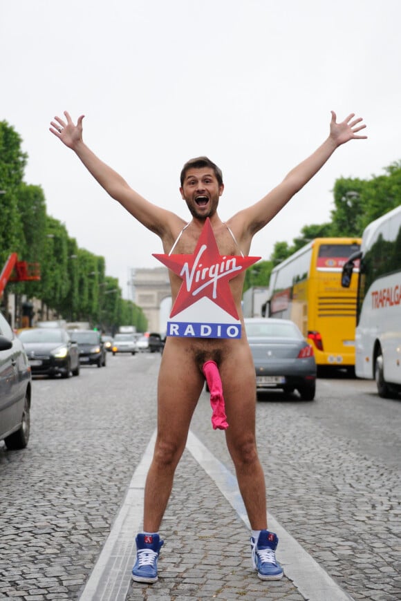 Christophe Beaugrand nu sur les Champs Elysées pour relever un défi. ©Abaca Press