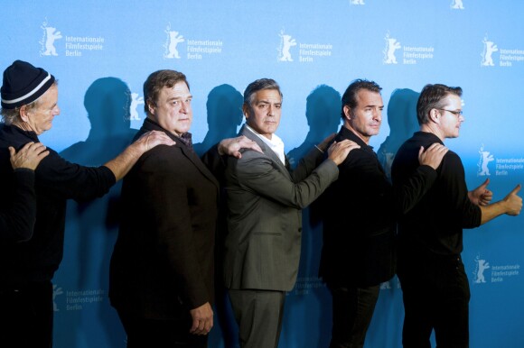 Bill Murray, John Goodman, George Clooney, Jean Dujardin et Matt Damon se rangent en file indienne le 8 février 2014 à Berlin. ©Abaca Press