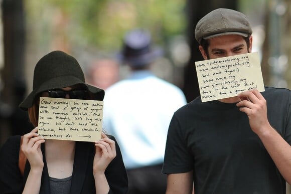 Emma Stone et Andrew Garfield ont un petit message à faire passer aux paparazzis le 17 juin 2014 à New York. ©Abaca Press