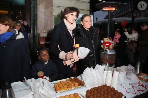 Inès de la Fressange et Sandrine Quétier donnent le coup d'envoi de la vente des Goûters du Coeur au Café de la Paix, Place de l'Opéra à Paris. Le 2 décembre 2014.