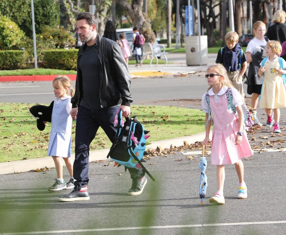 Ben Affleck allant chercher ses deux filles, Violet et Seraphina, à Los Angeles le 4 décembre 2014