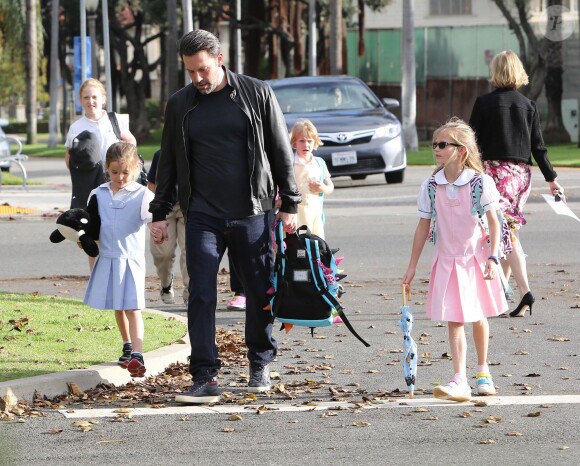 Ben Affleck allant chercher ses deux filles, Violet et Seraphina, à Los Angeles le 4 décembre 2014