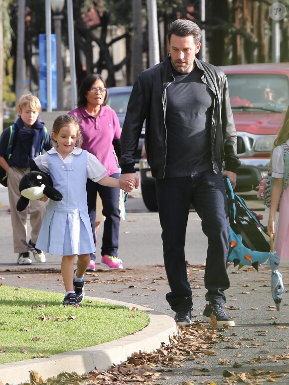 Ben Affleck allant chercher ses deux filles, Violet et Seraphina, à Los Angeles le 4 décembre 2014