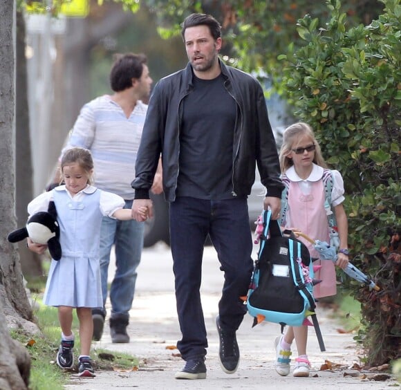 Ben Affleck avec ses filles Violet et Seraphina dans les rues de Santa Monica à Los Angeles, le 4 décembre 2014