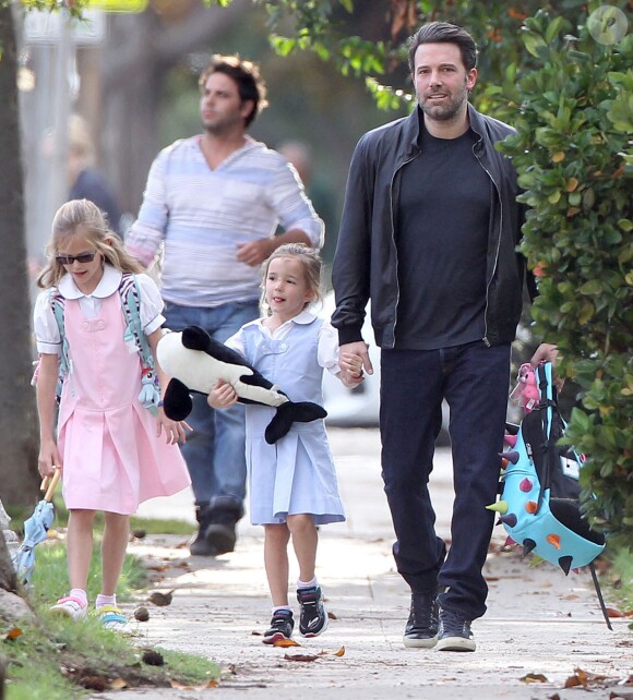 Ben Affleck avec ses filles Violet et Seraphina dans les rues de Santa Monica à Los Angeles, le 4 décembre 2014