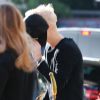 Le chanteur Justin Bieber s'est fait faire une teinture blonde platine et se cache des photographes à la sortie d'un salon de coiffure à West Hollywood, le 4 décembre 2014.