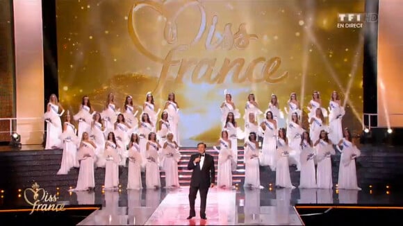 Les 33 Miss ouvrent la soirée, lors de la cérémonie de Miss France 2015 sur TF1, le samedi 6 décembre 2014.