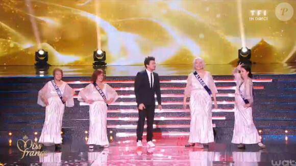 Kev Adams et ses Miss d'un certain âge, lors de la cérémonie de Miss France 2015 sur TF1, le samedi 6 décembre 2014.