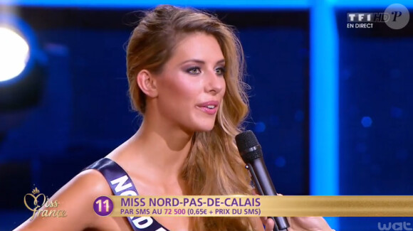Miss Nord-Pas-de-Calais répond à l'interview de Jean-Pierre Foucault lors de la cérémonie de Miss France 2015 sur TF1, le samedi 6 décembre 2014.