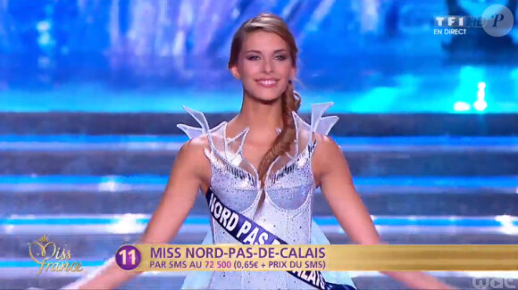 Camille Cerf (Miss Nord-Pas-de-Calais) défile dans l'univers de la Reine des Neiges, lors de la cérémonie de Miss France 2015 sur TF1, le samedi 6 décembre 2014.