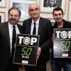 Exclusif - Denis Olivennes (président d'Europe 1), Thomas Joubert et Pascal Nègre (PDG d'Universal Music France) - Pascal Nègre remet à Denis Olivennes, Fabien Namias (directeur général d'Europe 1, absent ce jour-là) et Thomas Joubert un disque de platine pour 100 000 exemplaires vendus de la compilation du 30e anniversaire du Top 50, à Paris le 2 décembre 2014.