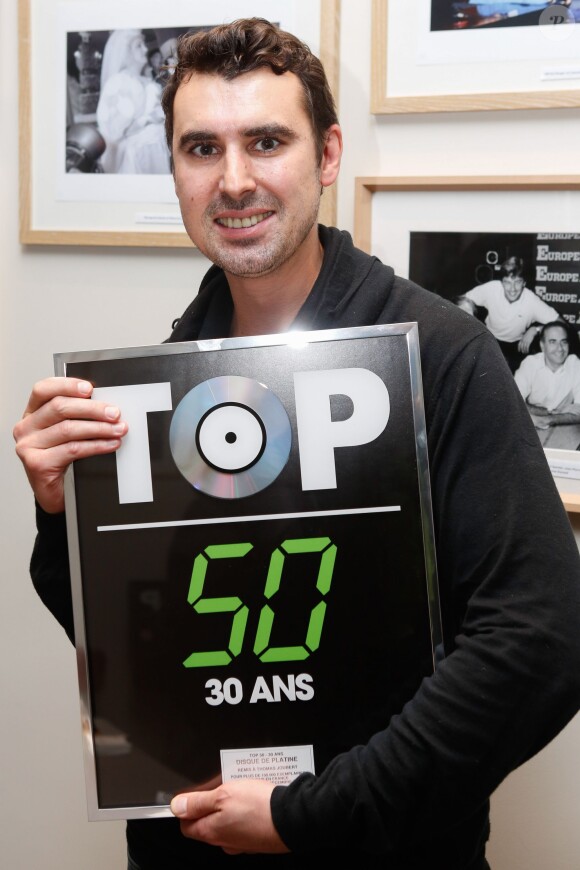 Exclusif - Thomas Joubert - Pascal Nègre remet à Denis Olivennes, Fabien Namias (directeur général d'Europe 1, absent ce jour-là) et Thomas Joubert un disque de platine pour 100 000 exemplaires vendus de la compilation du 30e anniversaire du Top 50, à Paris le 2 décembre 2014.