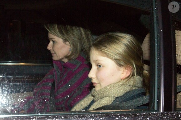 La reine Mathilde de Belgique et sa fille la Princesse Elisabeth de Belgique au château du Stuyvenberg, le 6 décembre 2014, pour un recueillement en famille et avec les proches, auprès de la reine Fabiola de Belgique, décédée ce 5 décembre 2014.