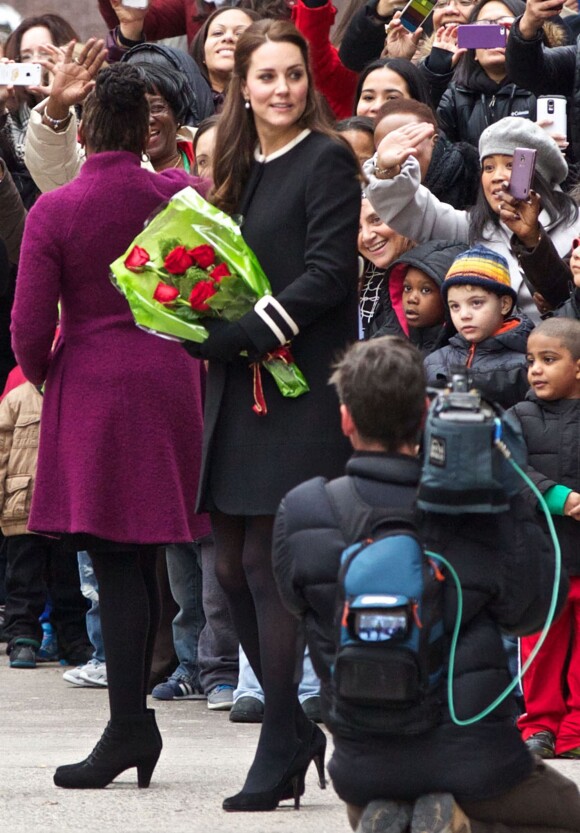 La duchesse de Cambridge, enceinte à la sortie du "Northside Center for Child Development", un centre dédié aux enfants, à New York, le 8 décembre 2014.