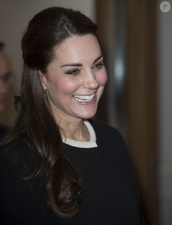 Kate Middleton, radieuse et enceinte, arrive au consulat britannique pour déjeuner avec les représentants de la communauté britannique résidant à New York, du monde des arts, de la culture et de l'entreprise, lors du 2ème jour de la visite officielle du couple aux Etats-Unis, le 8 décembre 2014.