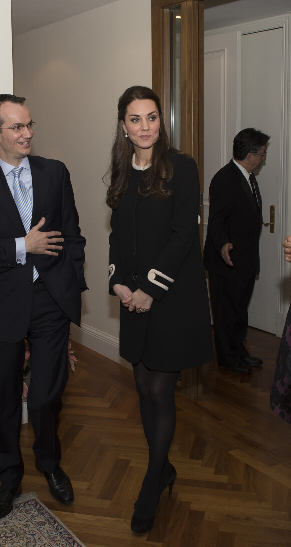Kate Middleton, la duchesse de Cambridge, enceinte, arrive au consulat britannique le 8 décembre 2014.