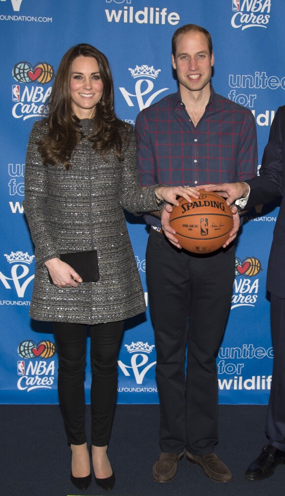 Kate Middleton, la duchesse de Cambridge, enceinte et le prince William assistent à un match de la NBA opposant les Brooklyn Nets et les Cleveland Cavaliers, à New York, le 8 décembre 2014.